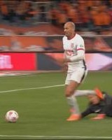 没吹点球也没吹假摔！费利佩疑似被王大雷出击放倒，裁判无表示