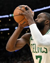 欧冠决赛-杰伦·布朗：掘金对抗很足但裁判不吹他们犯规 这影响了我的心态